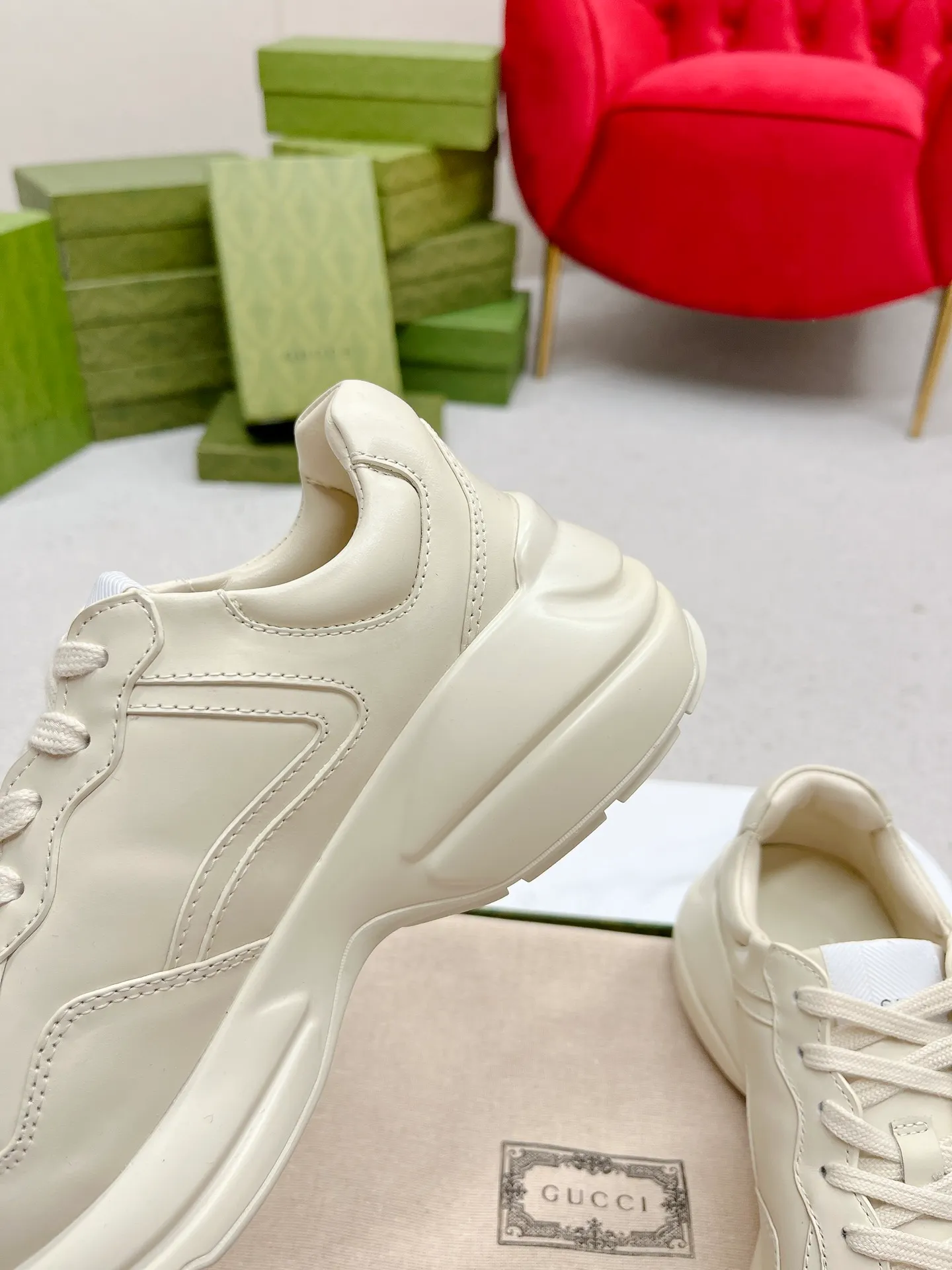 👟👟Ex-factory price 700👟👟 Men +10 Gucci’s top version of couple’s dad shoes series is new! 🖤 ⚠GG couple’s dad shoes have been very popular in recent years; new colors are updated constantly; new colors are updated, and our home and counters have new ones at the same time. This classic dad shoe is popular among celebrities and Internet celebrities. Anchors and others are sure to plant grass and call ❤ Classic fashion style, distressed leather surface, 5D drawing printing; mixed surface splicing colors, etc... Original customization (off-white eco-friendly cowhide, first layer of cowhide inside), original outsole... Shiny colorful drawings embellish the sides of the shoe body, old color rubbing, package production technology, 1:1 creation / only to make the best shoes. ⚠️ Comes with high-end full package at the counter. …………………………………………………… 👑❥∙Colour: Doraemon model/Mickey Mouse model/Lip model/Donald Duck model/Anchor model/Classic red and green striped logo model/NY letter model/Rainbow letter model/Red ebony cloth model/G letter pink cloth model/North Face joint model/Little Bear model/New blue color model/New orange color model 👑❥∙Size: Women’s model 35-40 Men's 39-44